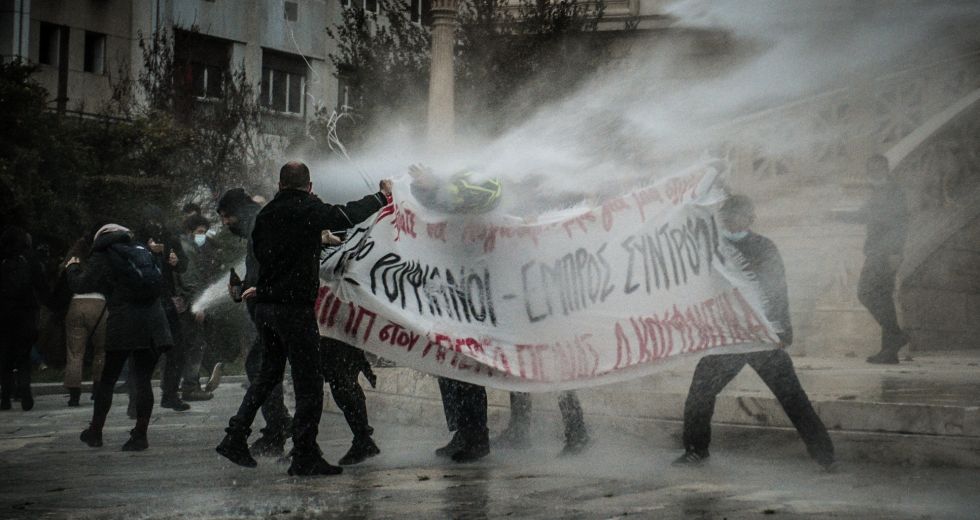 Η αστυνομία διέλυσε με αγριότητα τη συγκέντρωση για τον Κουφοντίνα