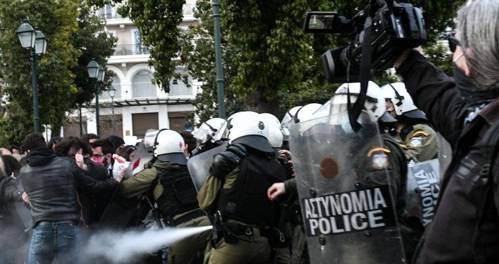 Η αστυνομία διέλυσε με αγριότητα τη συγκέντρωση για τον Κουφοντίνα