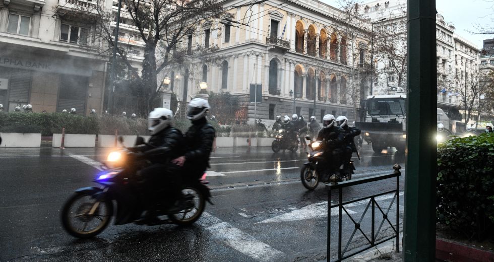 Η αστυνομία διέλυσε με αγριότητα τη συγκέντρωση για τον Κουφοντίνα