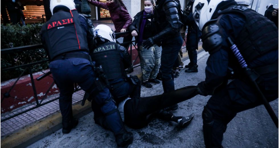 Η αστυνομία διέλυσε με αγριότητα τη συγκέντρωση για τον Κουφοντίνα