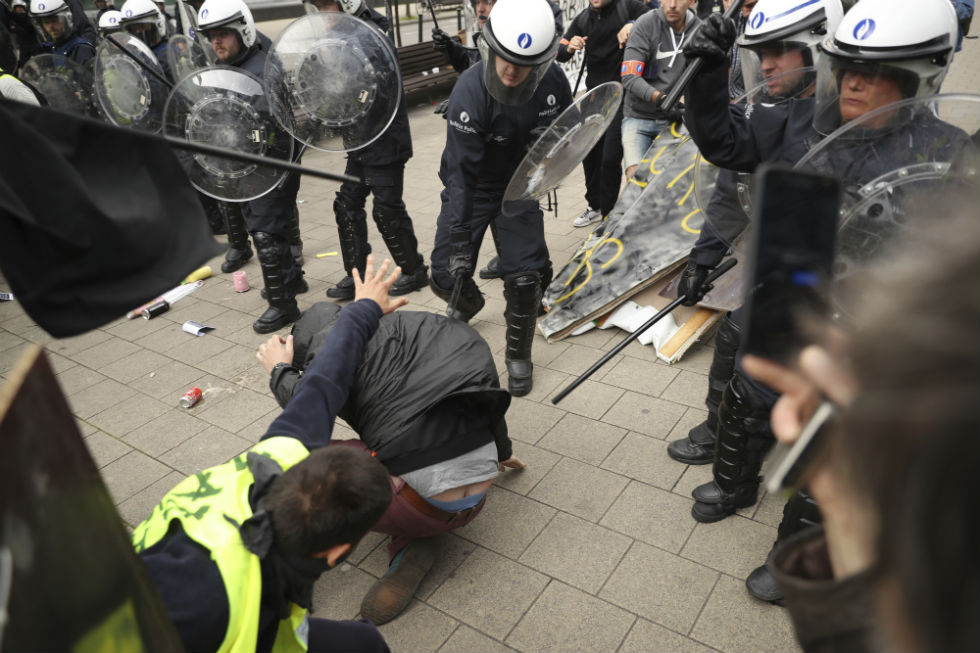Επεισόδια και 350 συλλήψεις στις Βρυξέλλες με τα κίτρινα γιλέκα