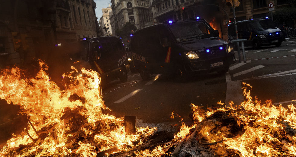 Ξέσπασε η οργή στους δρόμους της Βαρκελώνης