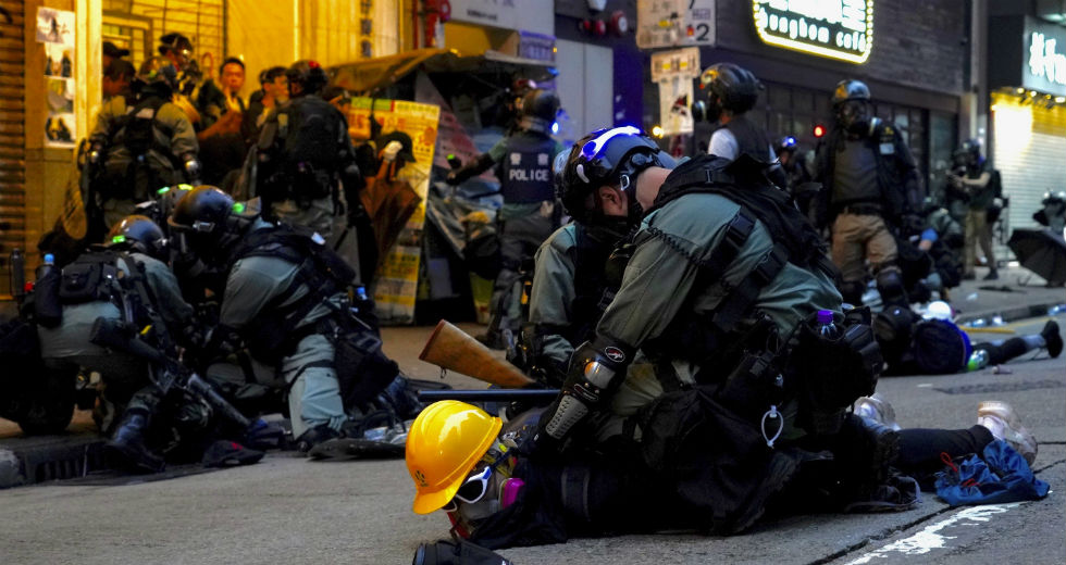 Συγκρούσεις και καταστολή στο Χονγκ Κονγκ για την απαγόρευση της μάσκας