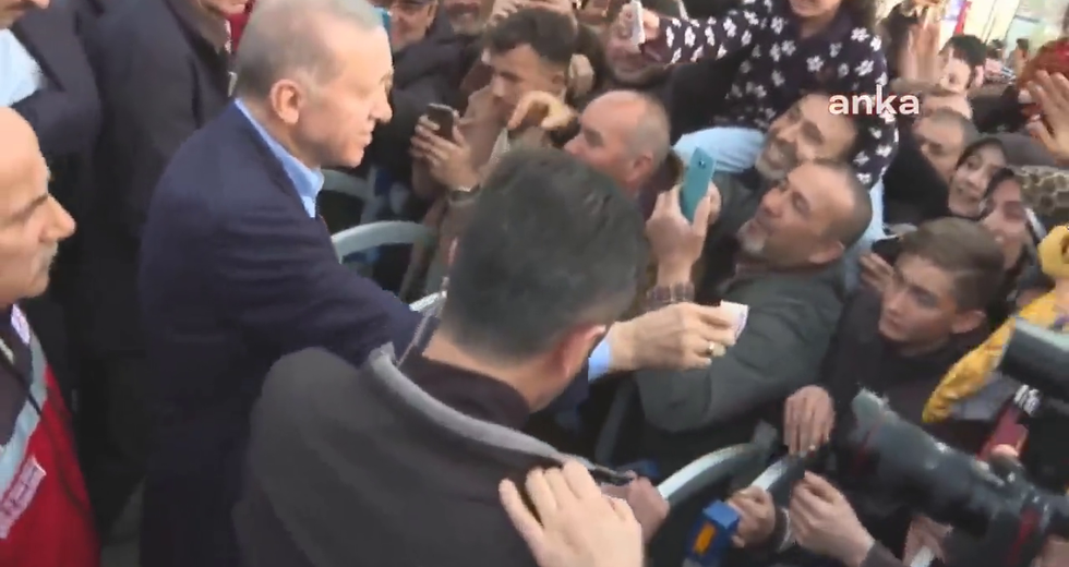 Ο Ερντογάν μοιράζει λεφτά για να σωθεί!