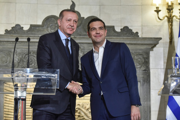 Πιο χαμηλοί οι τόνοι, ανοιχτά τα ζητήματα