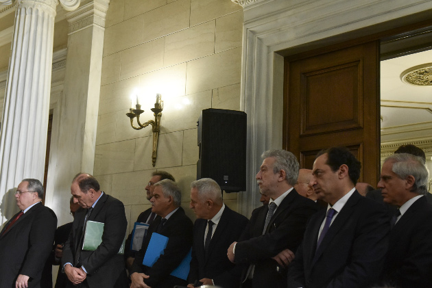 Πιο χαμηλοί οι τόνοι, ανοιχτά τα ζητήματα