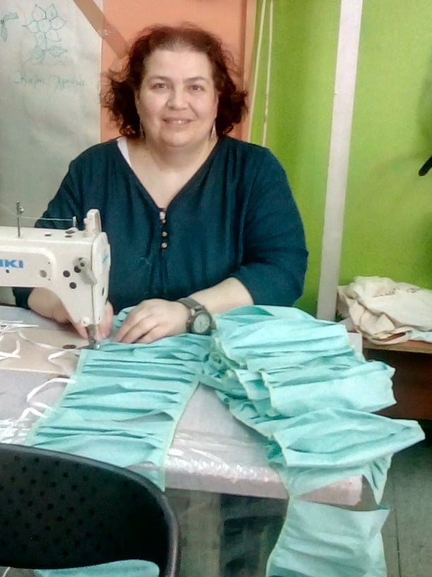 Μάσκες προστασίας αντί αποκριάτικων στολών φτιάχνουν πλέον σε Νίκαια – Ρέντη