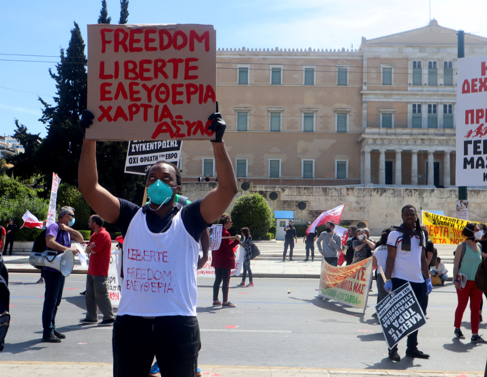 Διαδηλώσεις με κοινωνική απόσταση και κυβερνητικές απειλές