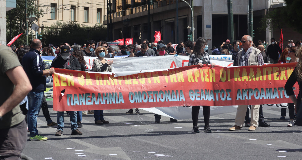 Διαδηλώσεις με κοινωνική απόσταση και κυβερνητικές απειλές