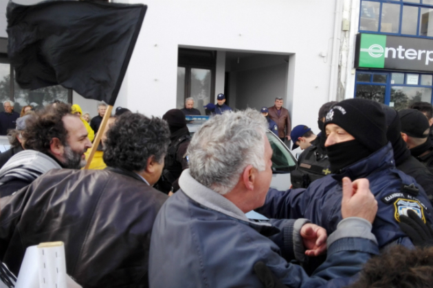 Στο Λασίθι ο πρωθυπουργός- Τον υποδέχθηκαν με πανό