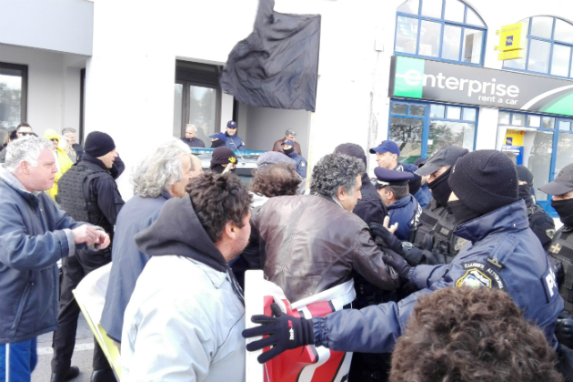 Στο Λασίθι ο πρωθυπουργός- Τον υποδέχθηκαν με πανό