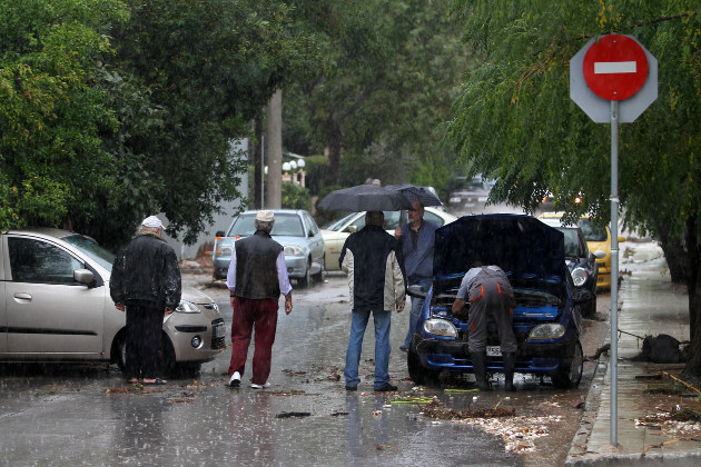 Ένας νεκρός και μία αγνοούμενη από την κακοκαιρία