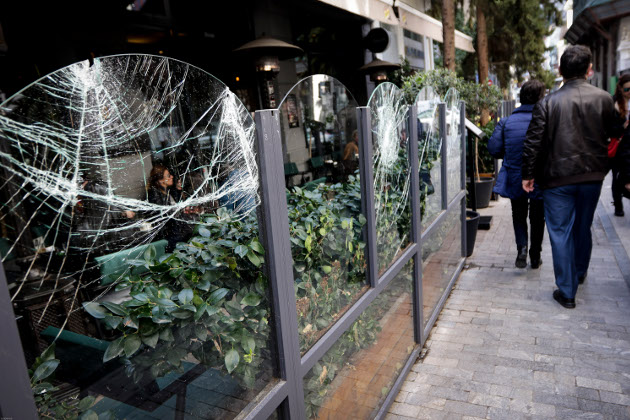 Κατάληψη στην «Αυγή», καταστροφές στην Ερμού