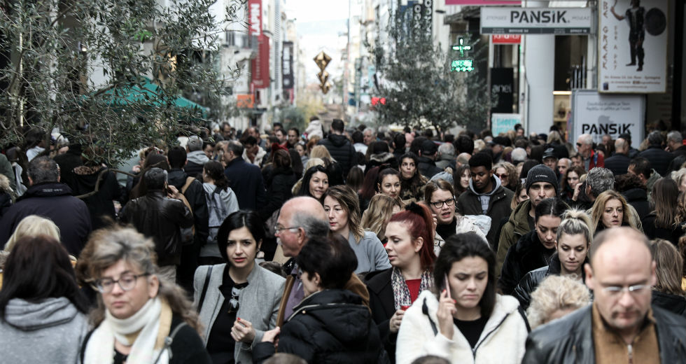 Σφύζει από κόσμο η γιορτινή Αθήνα