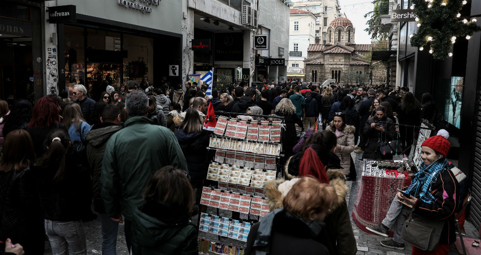 Σφύζει από κόσμο η γιορτινή Αθήνα