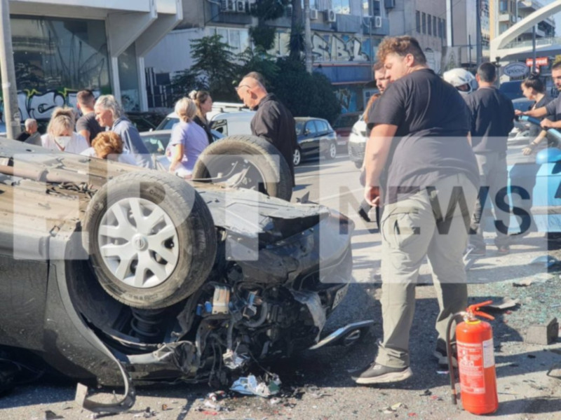 Σοβαρό τροχαίο στη Μεσογείων με τουλάχιστον δύο τραυματίες [εικόνες + βίντεο]