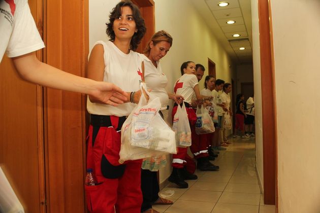 Στην ουρά, για να προσφέρουν στους πρόσφυγες