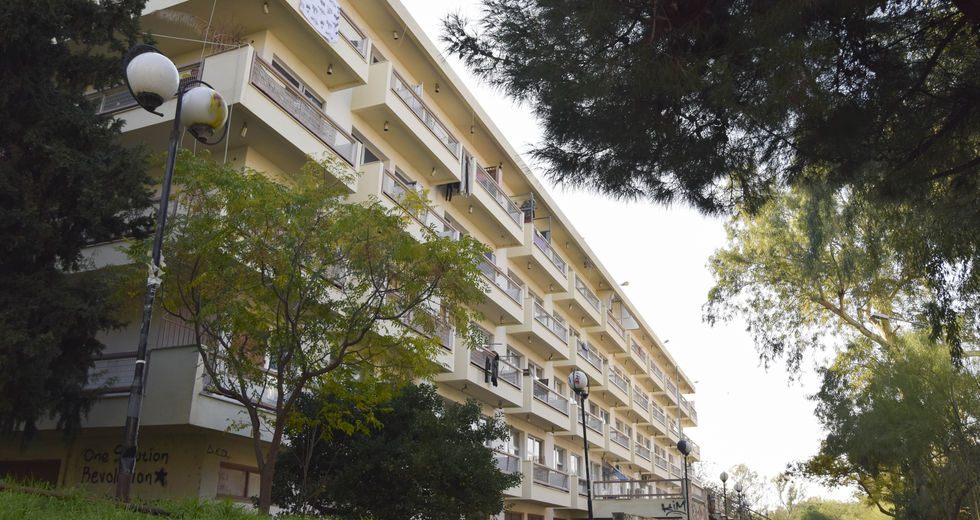 Από τη Σκύλλα (εστίες με δωμάτια-γιαπιά) στη Χάρυβδη (δυσεύρετα πανάκριβα σπίτια)