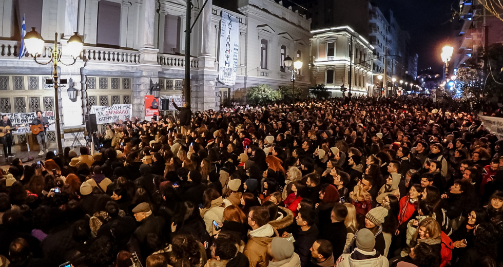 Συναυλία αλληλεγγύης έξω από το κτίριο Τσίλλερ