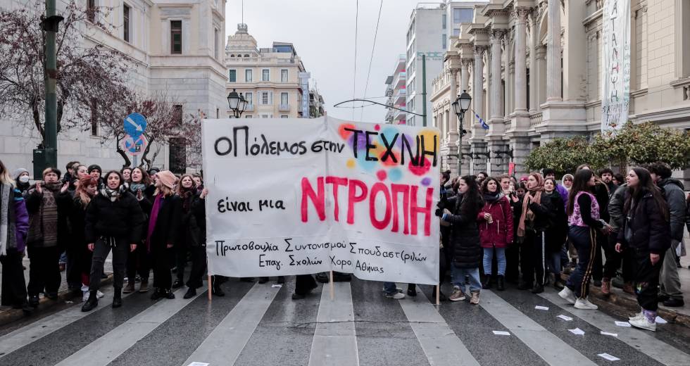Ανθρώπινη αλυσίδα έξω απ’ το Εθνικό Θέατρο