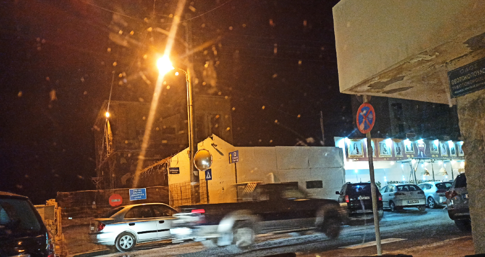 Ηράκλειο: Κέντρο διασκέδασης λειτουργεί δίπλα σε ετοιμόρροπο κτίριο