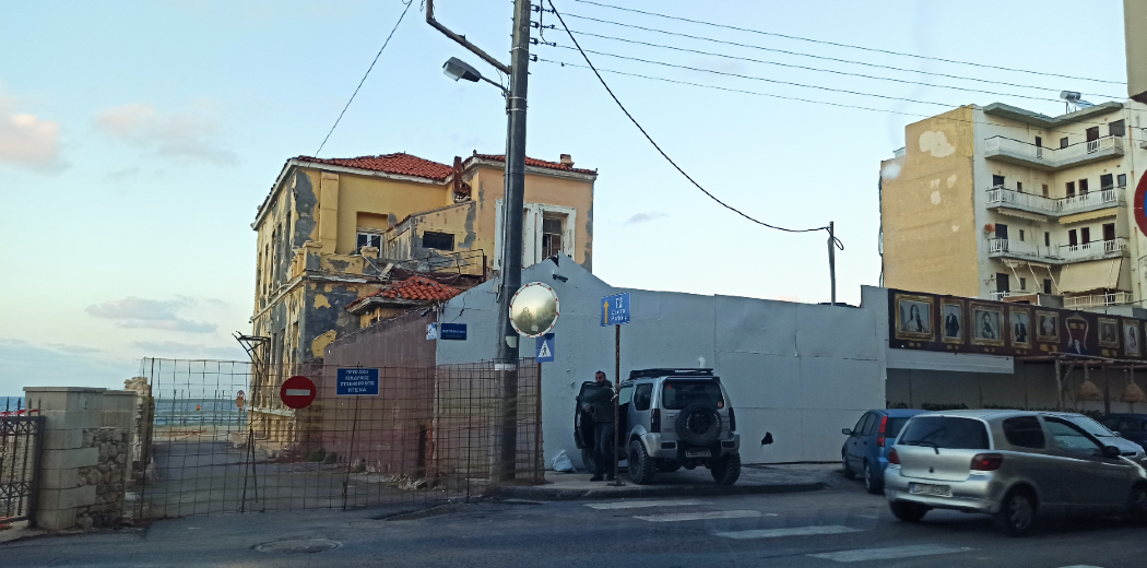 Ηράκλειο: Κέντρο διασκέδασης λειτουργεί δίπλα σε ετοιμόρροπο κτίριο