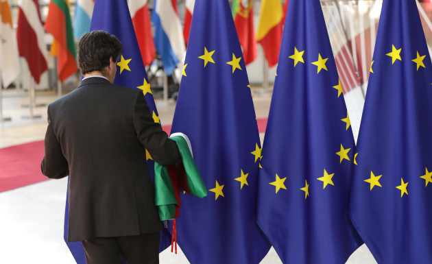 Μικρά τα βήματα, βαθύς ο διχασμός για το προσφυγικό