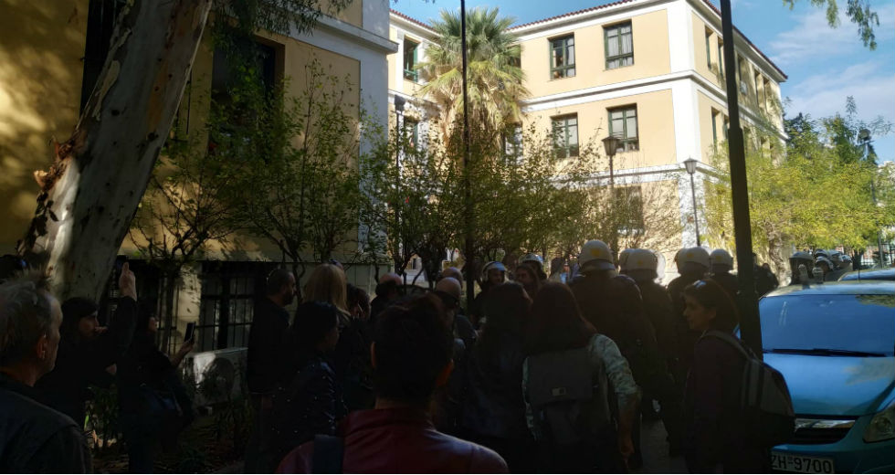 Επίδειξη αυταρχισμού (και) στα δικαστήρια της Ευελπίδων