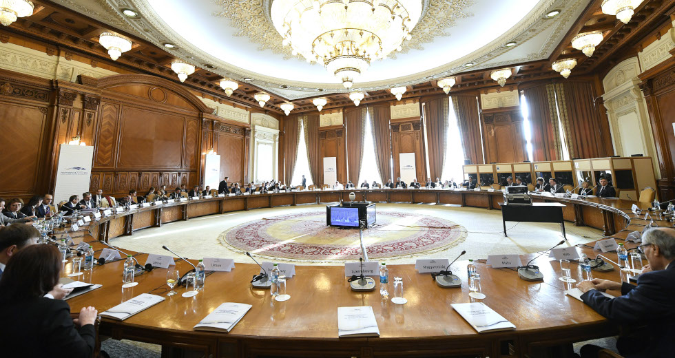 Εντείνονται τα έκτακτα μέτρα, αυξάνονται τα κρούσματα και οι νεκροί
