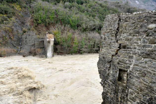 Κατέρρευσε το ιστορικό Γεφύρι της Πλάκας
