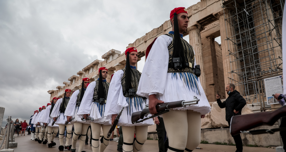 Σε βροχερό κλίμα ο εορτασμός της 77ης επετείου «αποτίναξης» του ναζιστικού ζυγού
