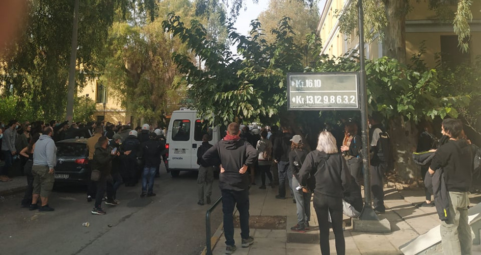 Χημικά στο προαύλιο της Ευελπίδων
