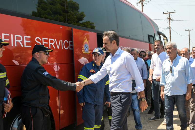 Μάχη με τις αναζωπυρώσεις δίνουν οι πυροσβεστικές δυνάμεις