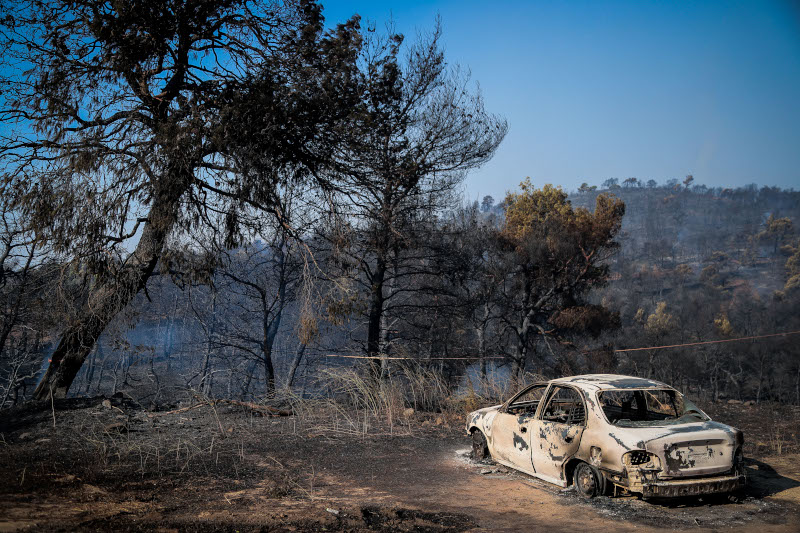 Μάχη με τις αναζωπυρώσεις δίνουν οι πυροσβεστικές δυνάμεις