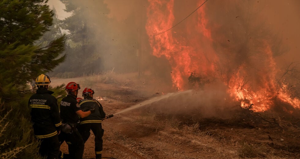 Εύβοια: Βελτιωμένη η εικόνα της πυρκαγιάς, αλλά παραμένουν ισχυροί οι άνεμοι