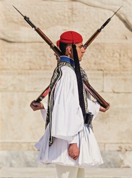 Ακίνητοι, αμίλητοι, αγέλαστοι