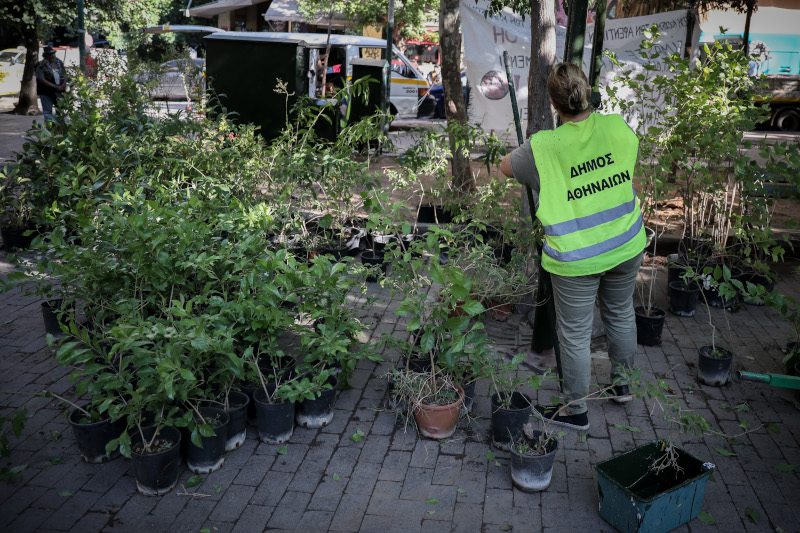 Μετά τα ΜΑΤ… μπουλντόζες στην πλατεία Εξαρχείων
