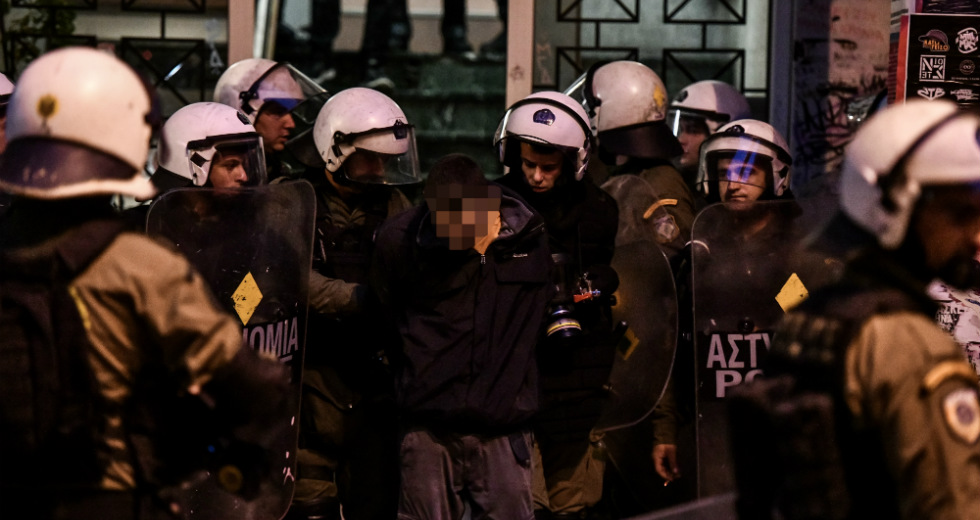 Καταστολή στα Εξάρχεια εν μέσω πορείας για το Πολυτεχνείο