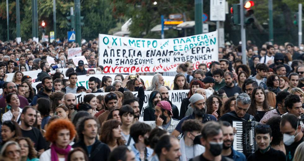 Εξάρχεια: Οι κάτοικοι αντιστέκονται – Η αστυνομία ρίχνει χημικά