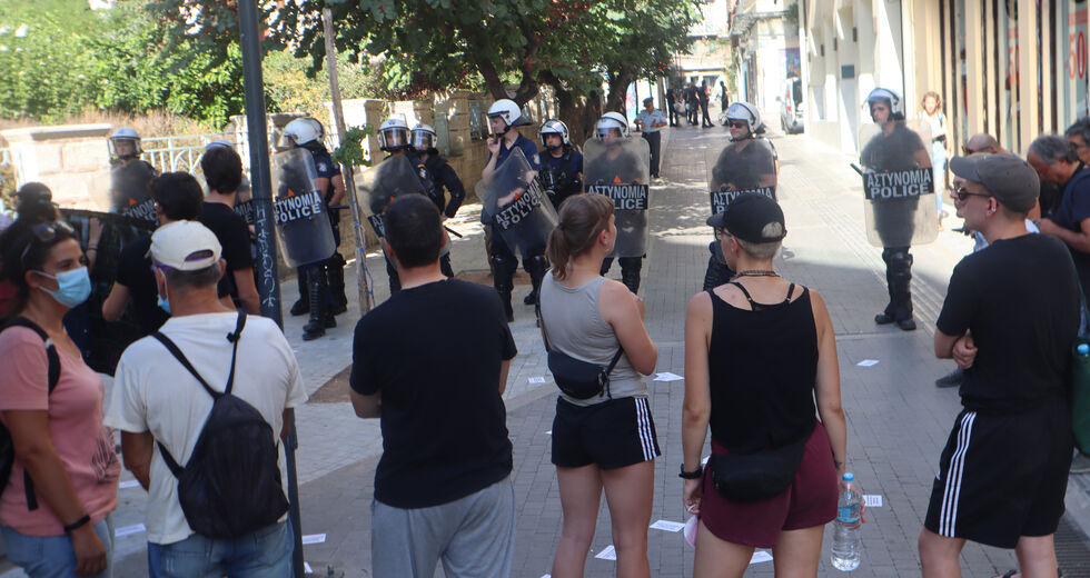 Βίαιες προσαγωγές για να παύσουν τις διαμαρτυρίες