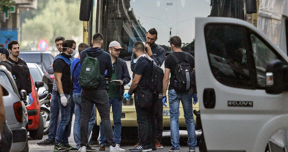 «Ντου» με τα αυτόματα για να συλλάβουν μάνες με μωρά