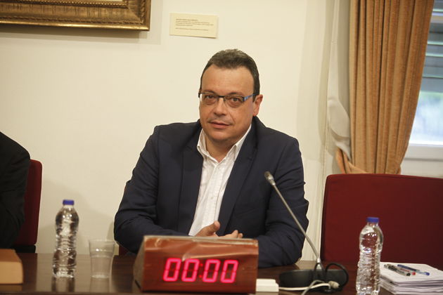 Με το Δημόσιο συμφέρον ή με τους καναλάρχες