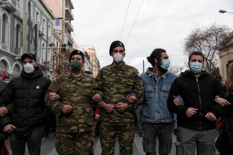 Τιμούν την εξέγερση, δεν έλειψε η ένταση