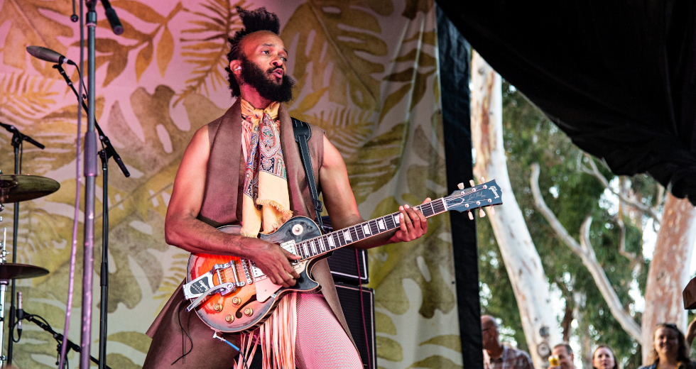 Fantastic Negrito: Να μετατρέψουμε την οργή σε κίνηση και έμπνευση μέσω της τέχνης