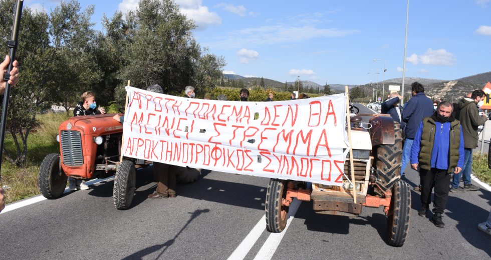Εξαπλώνονται τα αγροτικά μπλόκα σε Θεσσαλία, Αιτωλοακαρνανία, Αργολίδα