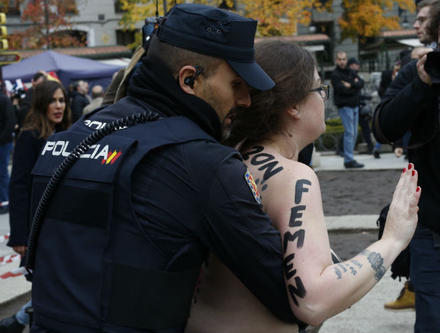 Διαμαρτυρία των Femen σε εκδήλωση νοσταλγών του Φράνκο