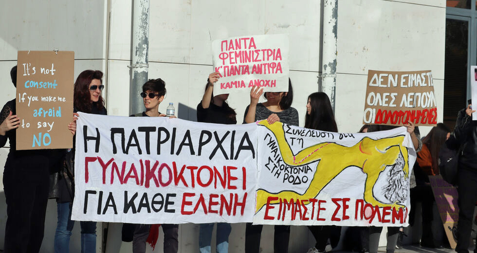 Tην πέταξαν ζωντανή στη θάλασσα
