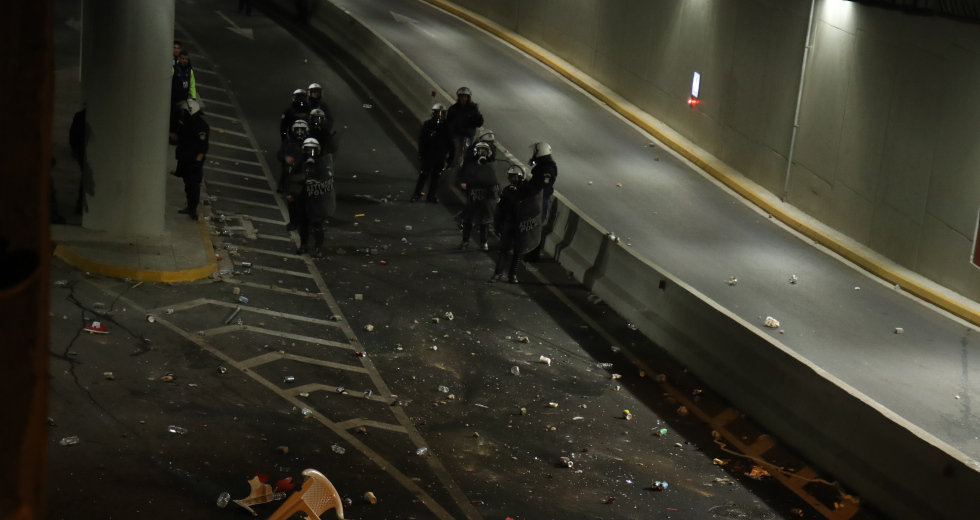 Δακρυγόνα στη Ν. Φιλαδέλφεια πριν το ντέρμπι ΑΕΚ-Παναθηναϊκός