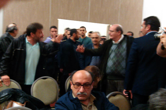 Με πανό και συνθήματα υποδέχτηκαν τον υπουργό Παιδείας