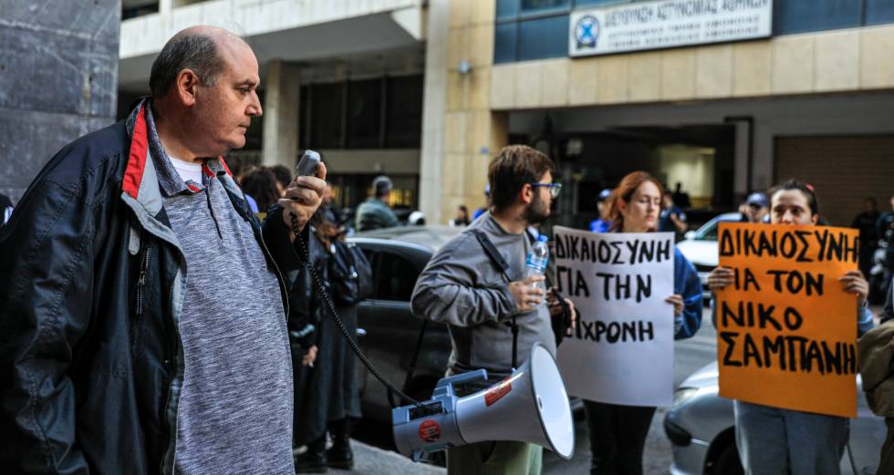 Συγκέντρωση διαμαρτυρίας απ’ τον ΣΥΡΙΖΑ-ΠΣ έξω απ’ το ΑΤ Ομόνοιας